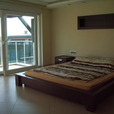 Luxurious 4-bedroom Retreat Near & Forest Side