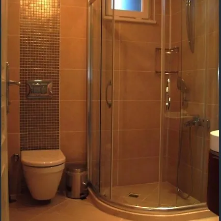Luxurious 4-bedroom Retreat Near & Forest