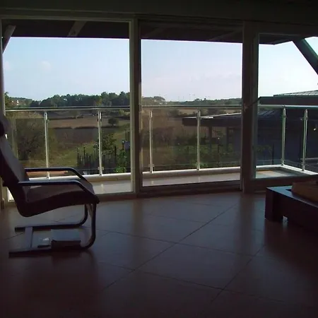 Hotel Luxurious 4-bedroom Retreat Near & Forest Side