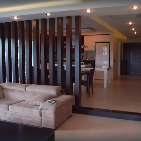 Hotel Luxurious 4-bedroom Retreat Near & Forest Side