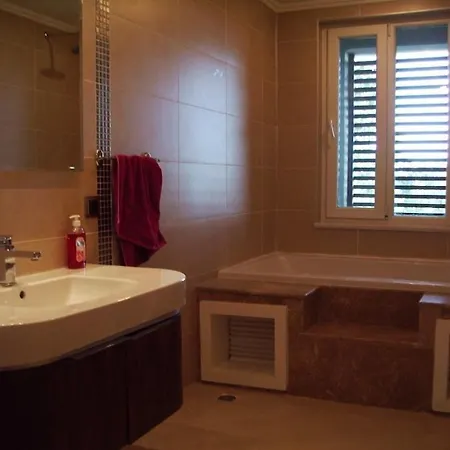 Luxurious 4-bedroom Retreat Near & Forest Hotel *