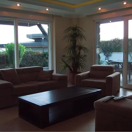 Hotel Luxurious 4-bedroom Retreat Near & Forest