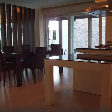 Luxurious 4-bedroom Retreat Near & Forest Side